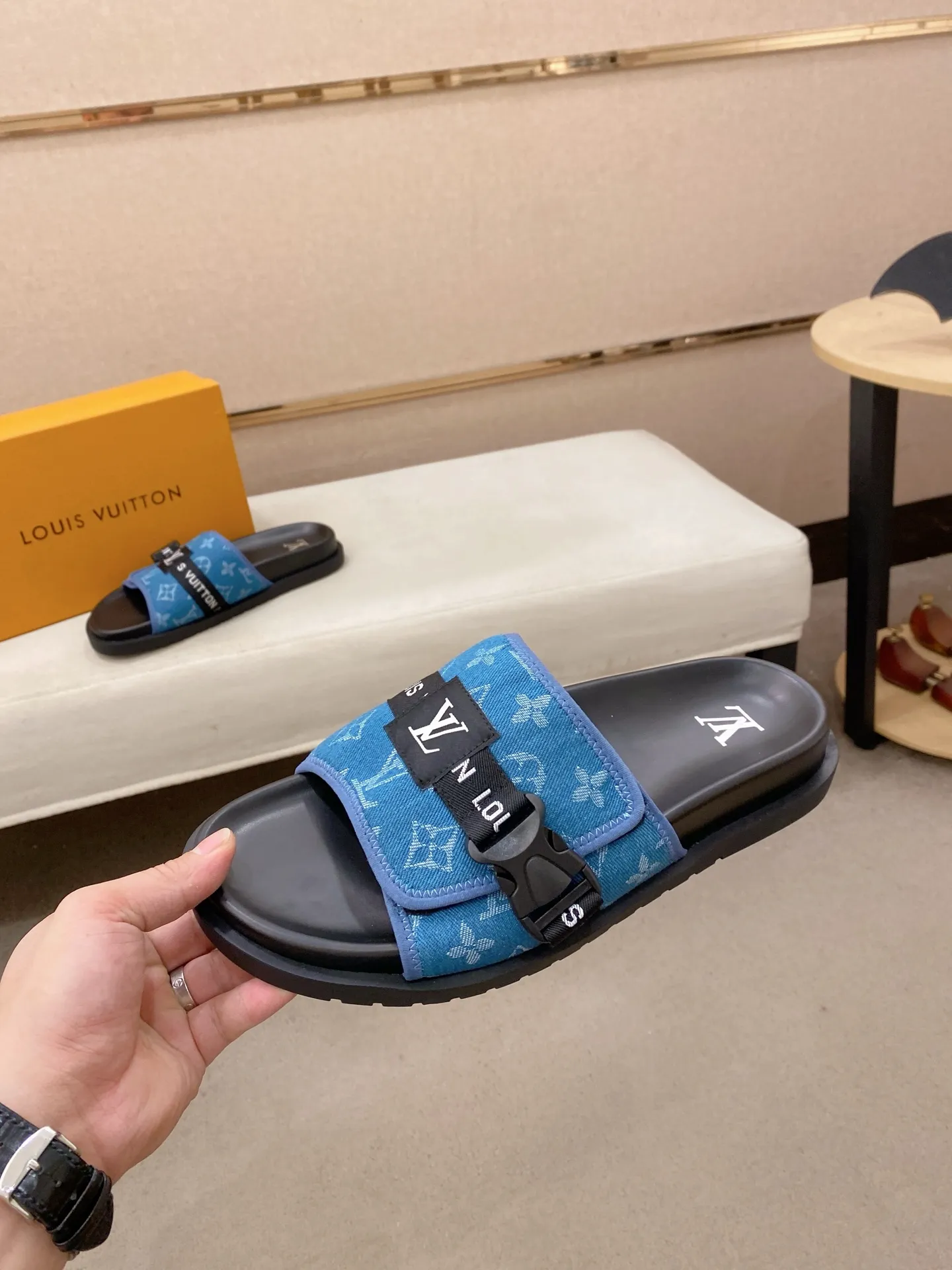 Men's shoes💰: 320💰Made by LV🔍Top purchasing agent, men's spring and summer slippers are available at the same counter. The uppers are made of cowhide imported from Italy, with logo graphics and high-quality craftsmanship. Soles: original soles specially provided by the original factory. Exclusive molded soles are super comfortable. Original goods with single order, 🔍🔍high quality, you can enter and exit the counter at will. Welcome to compare, code number 38-44. Can be customized45